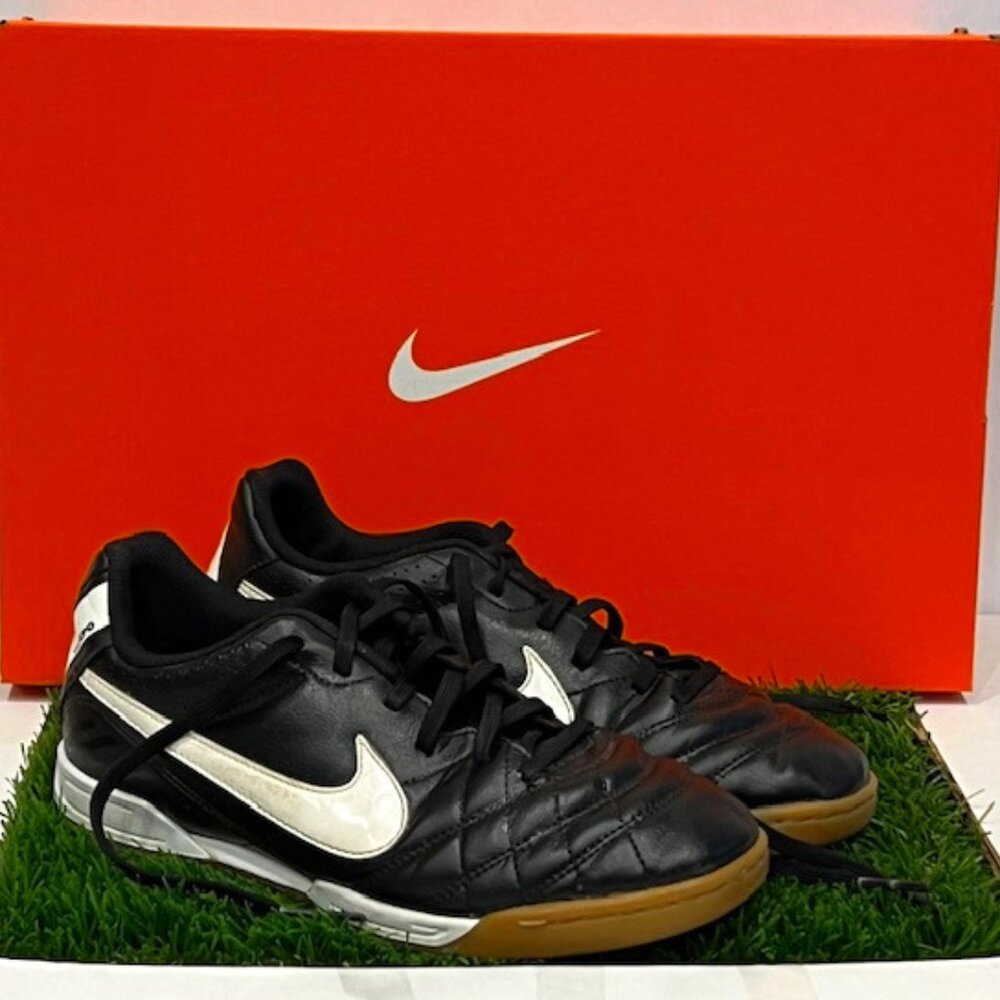 Nike Tiempo Indoor soccer shoe, Youth size 4
